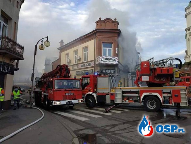 Groźny pożar kamienicy w Ostrowcu Świętokrzyskim. Ranny strażak oraz mieszkaniec. OSP Ochotnicza Straż Pożarna