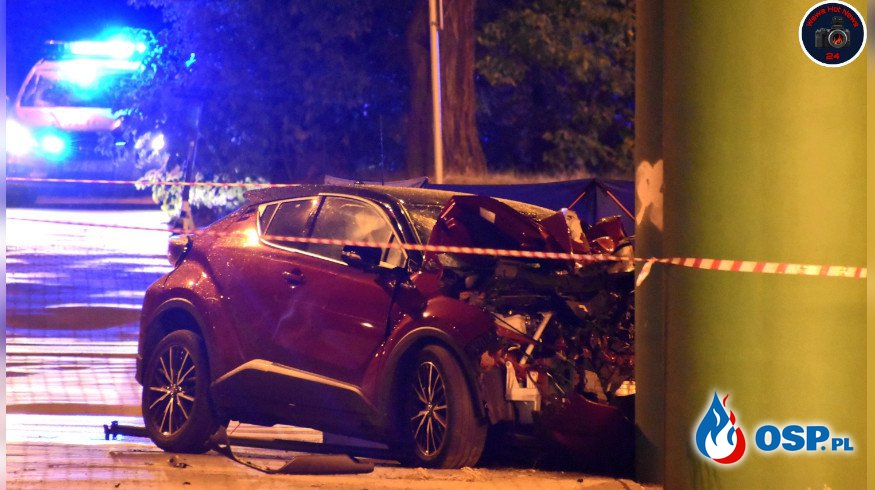 Samochód roztrzaskał się o filar wiaduktu w Warszawie. Zginął kierowca. OSP Ochotnicza Straż Pożarna