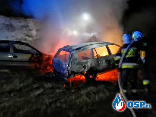 Dwa samochody spłonęły w nocnym pożarze OSP Ochotnicza Straż Pożarna