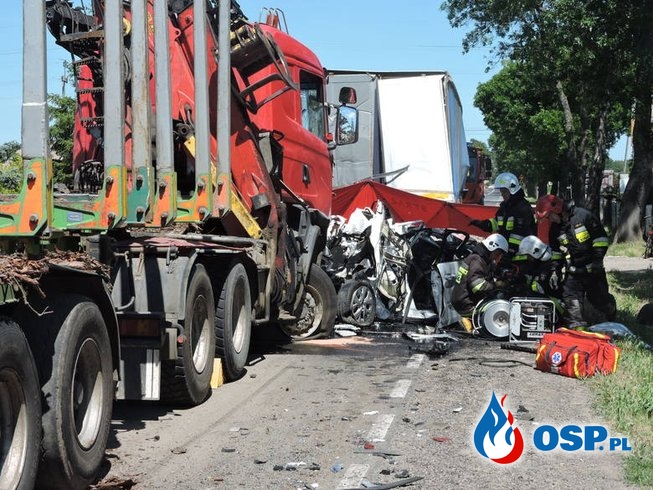Auto zmiażdżone między ciężarówkami. Dwie osoby zginęły, kolejne dwie są ranne. OSP Ochotnicza Straż Pożarna