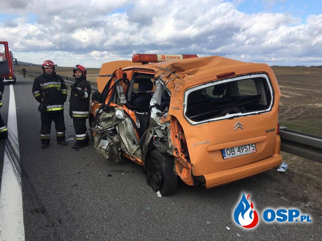 Ciężarówka staranowała samochód obsługi autostrady! OSP Ochotnicza Straż Pożarna