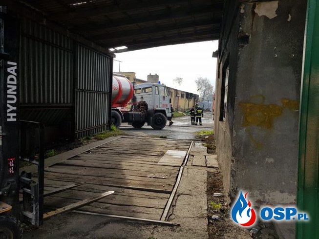 Pracownik zakładu zginął w pożarze, cztery osoby są ranne. Hala produkcyjna doszczętnie spłonęła. OSP Ochotnicza Straż Pożarna
