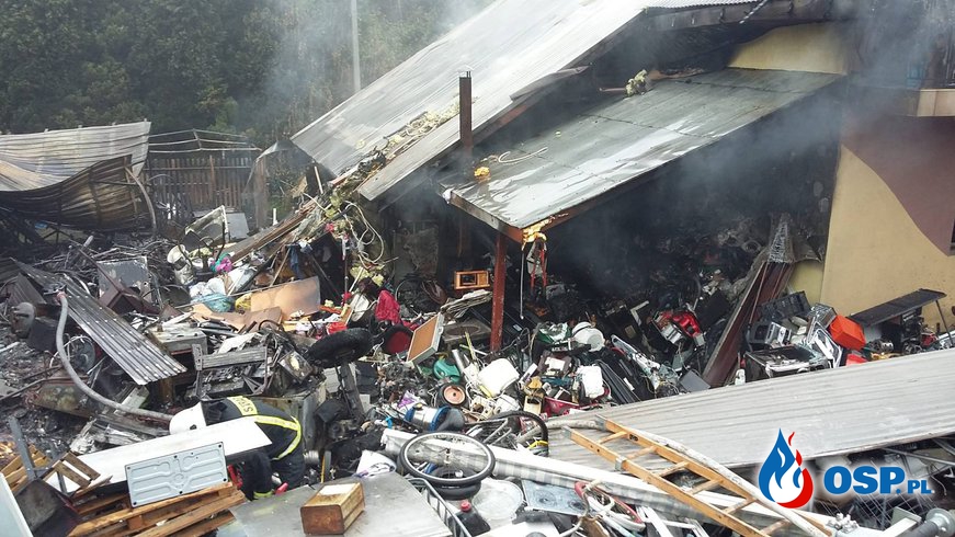Pożar domu, garaży i składowiska odpadów w Niepołomicach! OSP Ochotnicza Straż Pożarna