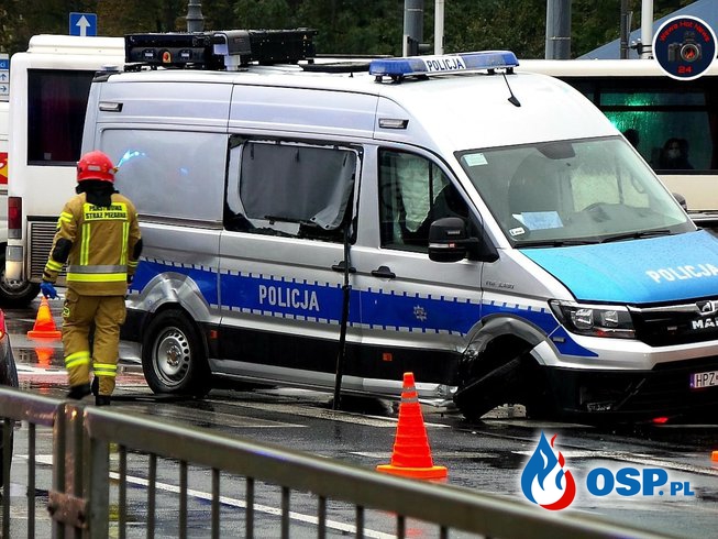 Policjant ranny po wypadku radiowozu w Warszawie OSP Ochotnicza Straż Pożarna