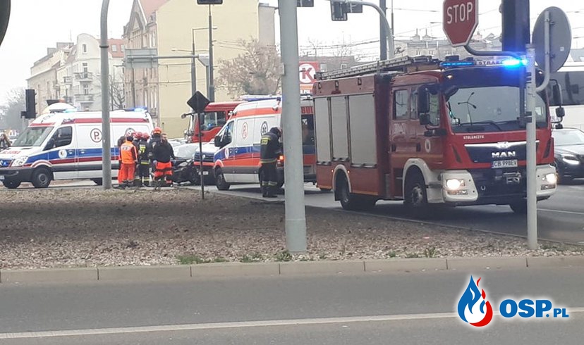 Wypadek w Bydgoszczy. Mikrocar zderzył się z karetką na sygnale. OSP Ochotnicza Straż Pożarna