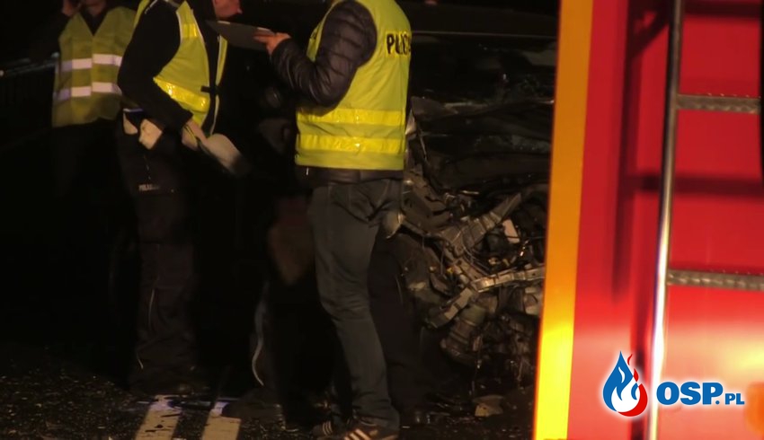 Masakra na drodze. Trzy osoby zginęły w czołowym zderzeniu pod Kaliszem. OSP Ochotnicza Straż Pożarna