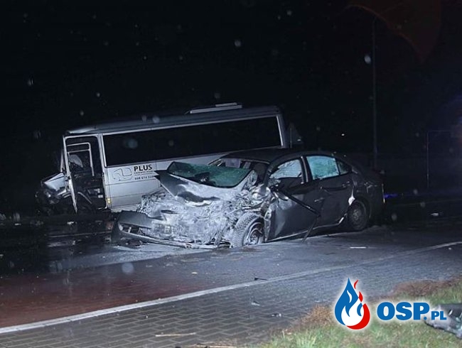 Czołowe zderzenie auta z busem. Kierowca samochodu zginął na miejscu. OSP Ochotnicza Straż Pożarna