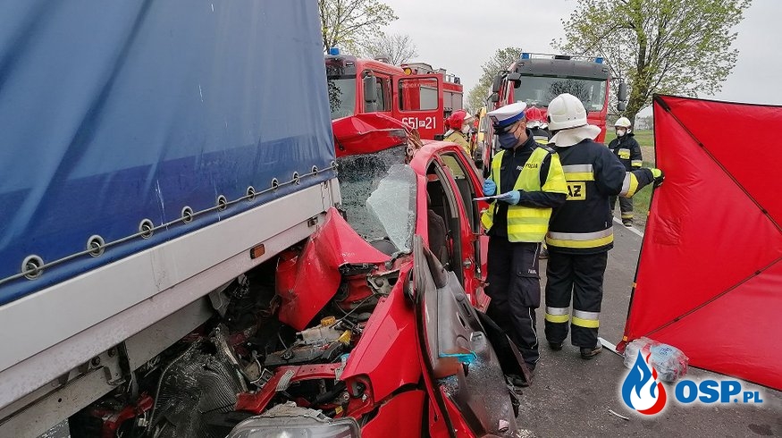 Tragiczny wypadek pod Wrześnią. Samochód wbił się w tył auta dostawczego. OSP Ochotnicza Straż Pożarna