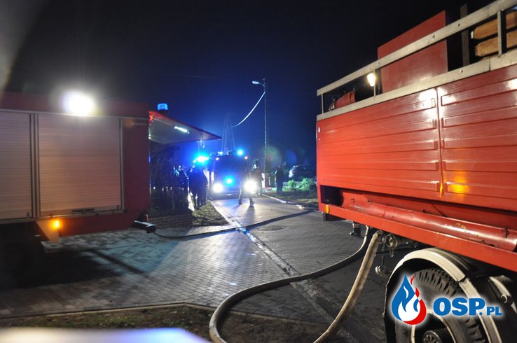 Pożar domu w Cieszkowie. 6 zastępów w akcji. OSP Ochotnicza Straż Pożarna