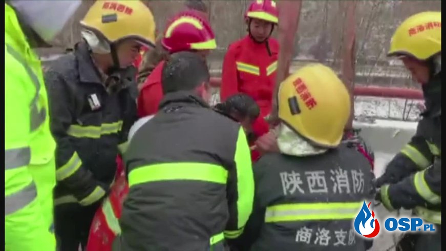 Trudna akcja ratunkowa w Chinach. Kierowca uwięziony w ciężarówce wiszącej na moście. OSP Ochotnicza Straż Pożarna