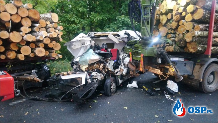 Auto dostawcze zostało zmiażdżone po zderzeniu z ciężarówką. Zginął 62-latek. OSP Ochotnicza Straż Pożarna
