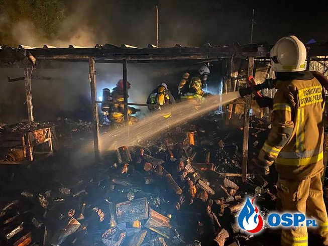 Nocny pożar budynku gospodarczego w Smardzewie. W akcji 6 zastępów strażaków. OSP Ochotnicza Straż Pożarna