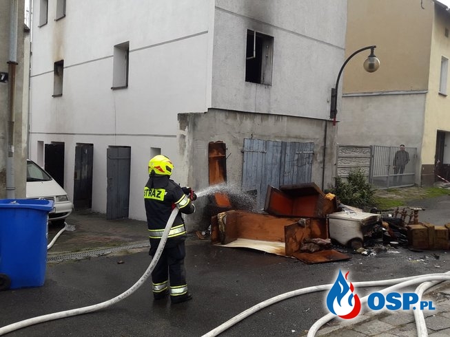 Tragiczny pożar mieszkania w Krapkowicach. Jedna osoba zginęła, druga trafiła do szpitala. OSP Ochotnicza Straż Pożarna