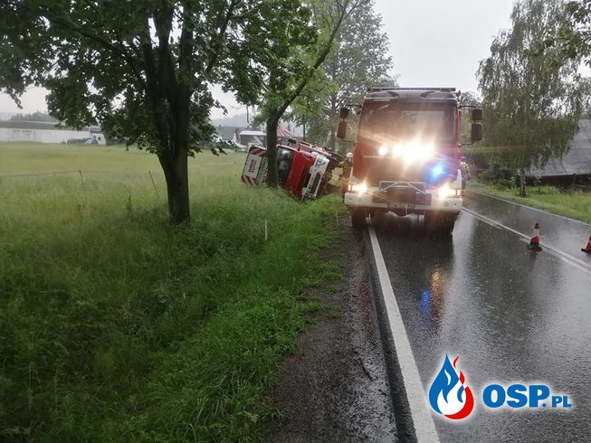 Wypadek strażaków w drodze do akcji. Iveco wpadło do rowu po zderzeniu z autem. OSP Ochotnicza Straż Pożarna