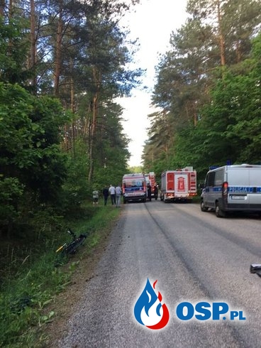 Młody kierowca wypadł z auta w trakcie dachowania na leśnej drodze OSP Ochotnicza Straż Pożarna
