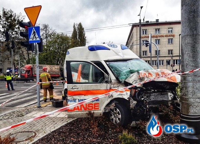 Trzy osoby ranne po zderzeniu karetki z ciężarówką w Gdyni OSP Ochotnicza Straż Pożarna