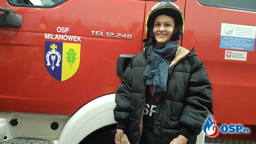 Agnieszka Chylińska dyrygowała chórem strażaków z OSP Milanówek OSP Ochotnicza Straż Pożarna