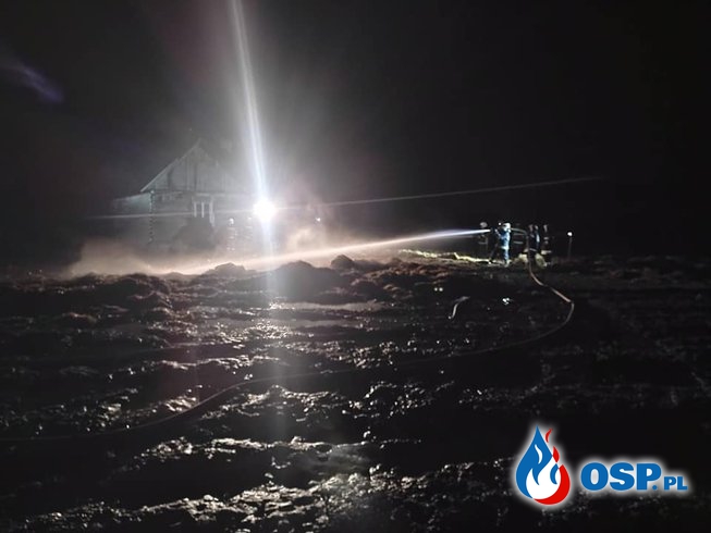 Nocny pożar stodoły w Malcanowie. Wewnątrz było blisko 200 bel słomy. OSP Ochotnicza Straż Pożarna
