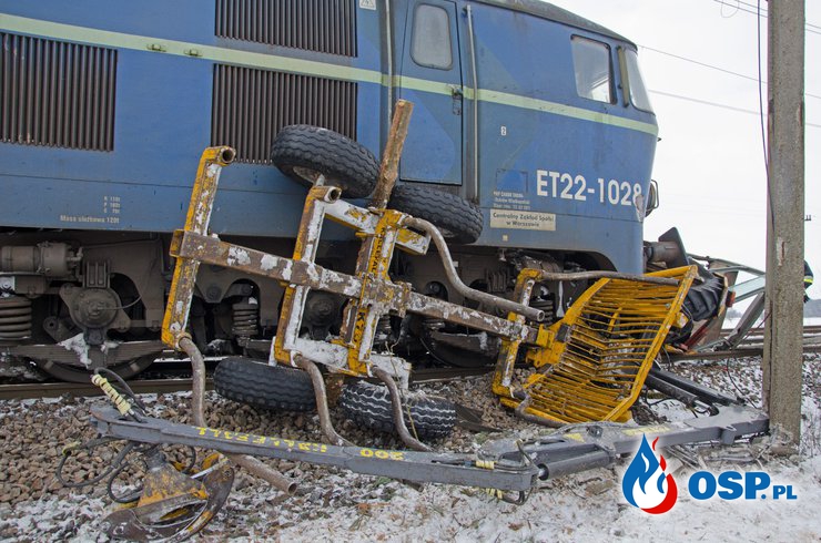 Wypadek na przejeździe kolejowym w Starej Rokitni. Ciągnik wjechał pod pociąg towarowy. OSP Ochotnicza Straż Pożarna