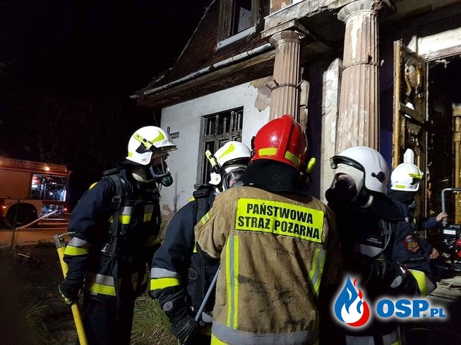 Tragiczny pożar pustostanu. W zgliszczach znaleziono zwłoki mężczyzny. OSP Ochotnicza Straż Pożarna
