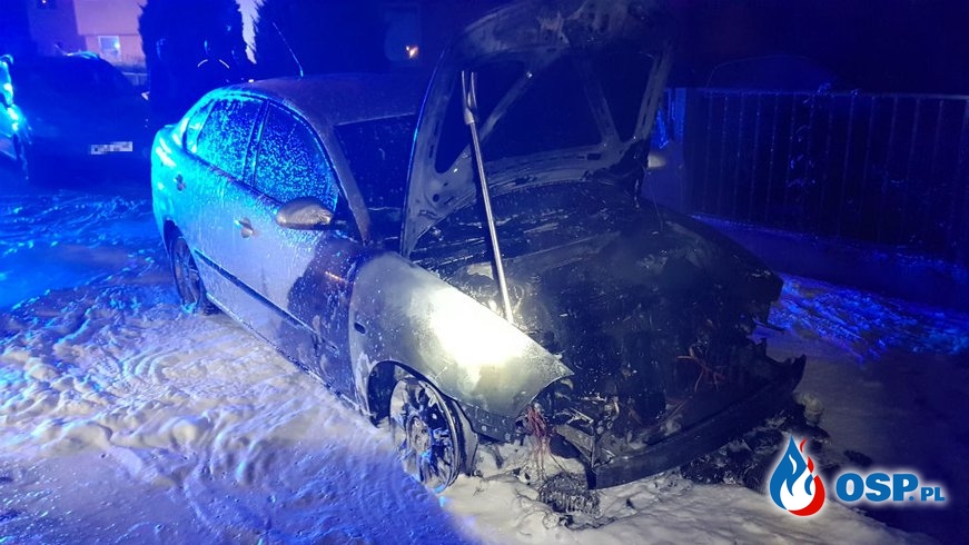 Nocny pożar samochodu na warszawskim Wawrze OSP Ochotnicza Straż Pożarna