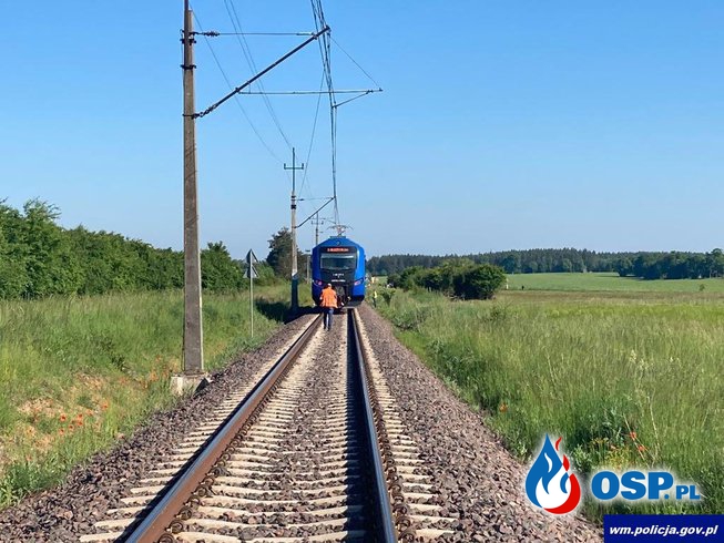 Pociąg zmiażdżył samochód na przejeździe kolejowym. 47-letni kierowca zginął na miejscu. OSP Ochotnicza Straż Pożarna