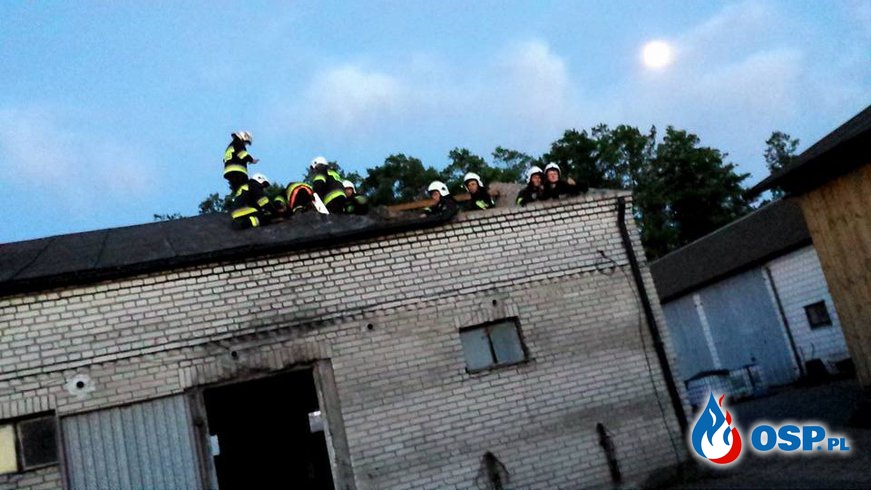 Zerwanie dachu z budynku gospodarczego OSP Ochotnicza Straż Pożarna