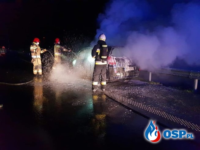 Samochód zapalił się podczas jazdy. Pożar na S6 pod Kołobrzegiem. OSP Ochotnicza Straż Pożarna