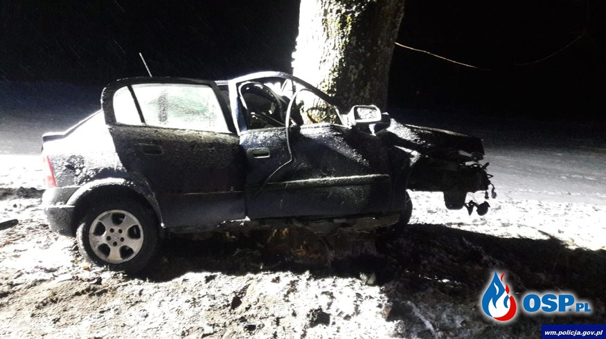 Opel wbił się w drzewo. Tragiczny wypadek pod Nidzicą. OSP Ochotnicza Straż Pożarna