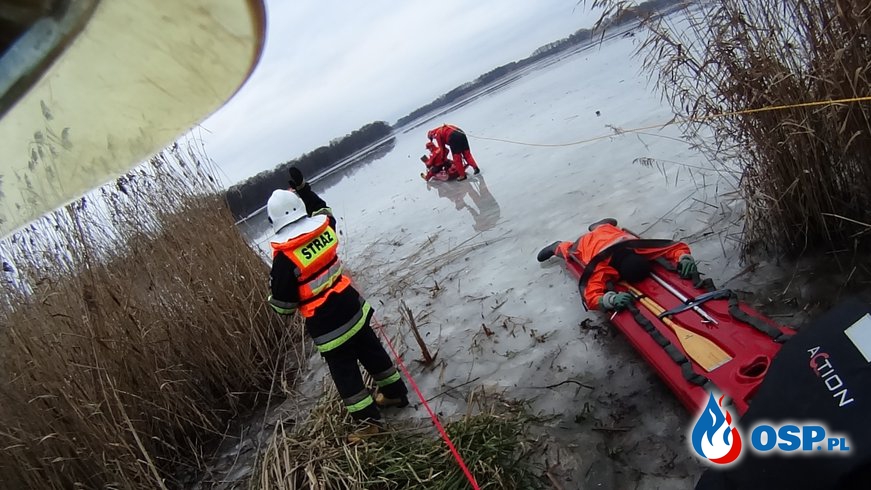 Grupa osób uwięziona na lodzie OSP Ochotnicza Straż Pożarna