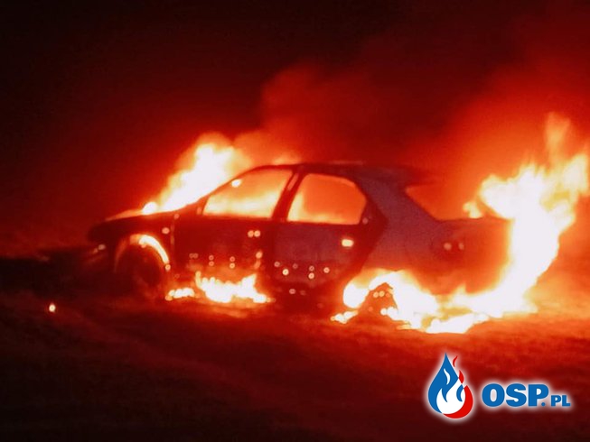 Auto doszczętnie spłonęło. Nocny pożar w Goleniowie. OSP Ochotnicza Straż Pożarna