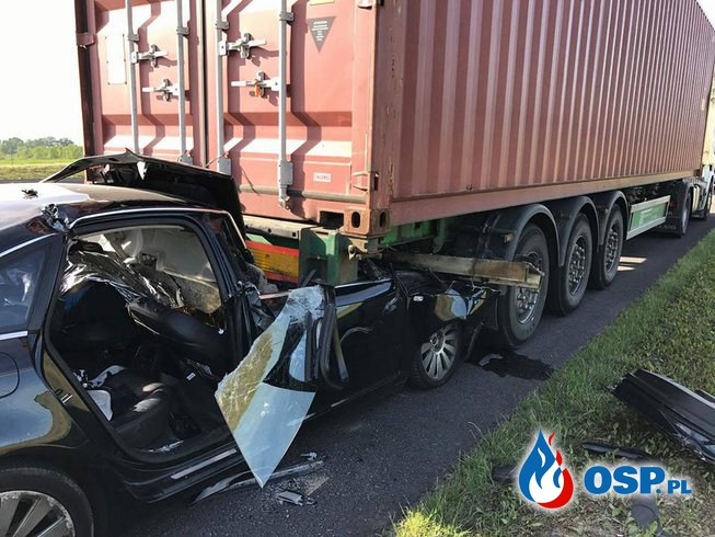 Samochód osobowy wbił się pod ciężarówkę na A1. Jedna osoba zginęła. OSP Ochotnicza Straż Pożarna