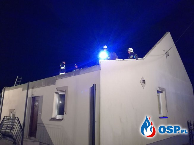 Zerwany dach. OSP Ochotnicza Straż Pożarna