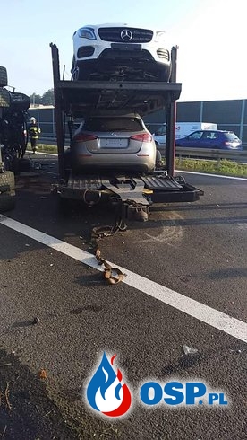 Trzy nowe mercedesy spadły z lawety po zderzeniu ciężarówek na S7 OSP Ochotnicza Straż Pożarna