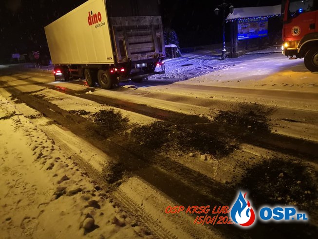 Ciężarówka utknęła w miękkim poboczu OSP Ochotnicza Straż Pożarna