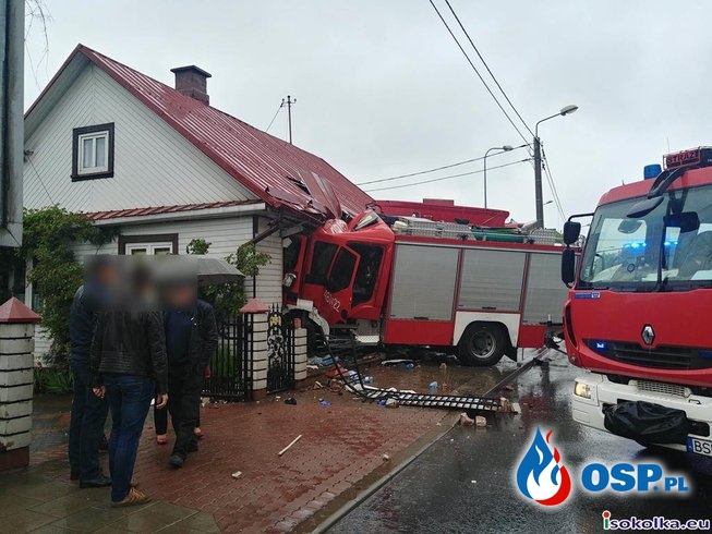 Wóz bojowy uderzył w samochód i wjechał w dom. Strażacy jechali do akcji. OSP Ochotnicza Straż Pożarna