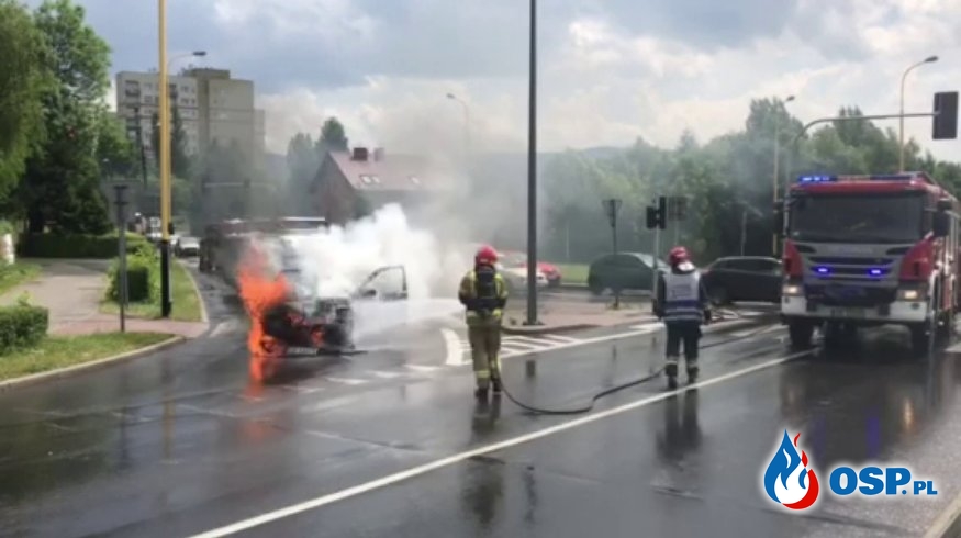 Pożar samochodu w Bielsku-Białej. Film z dojazdu i akcji gaśniczej. OSP Ochotnicza Straż Pożarna