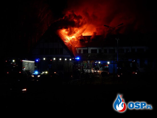 Nocny pożar dawnego zajazdu w Przewłoce. W trakcie akcji runął dach. OSP Ochotnicza Straż Pożarna