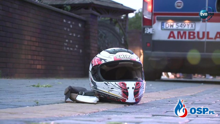 Motocyklista chciał ominąć traktor, zderzył się czołowo z samochodem. Dwie osoby nie żyją. OSP Ochotnicza Straż Pożarna