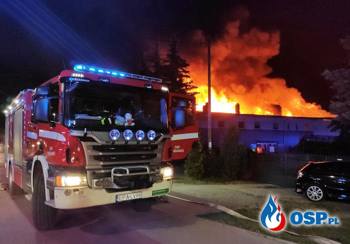 Nocny pożar hurtowni budowlanej w Pabianicach. Słychać było eksplozje pojemników z chemikaliami. OSP Ochotnicza Straż Pożarna