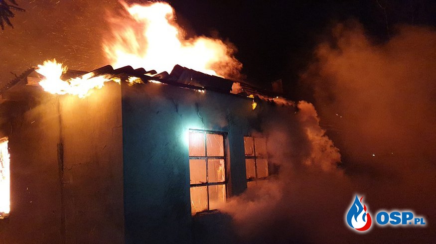 Nocny pożar domu w Skarżysku-Kamiennej. Jedna osoba wymagała pomocy ratowników. OSP Ochotnicza Straż Pożarna