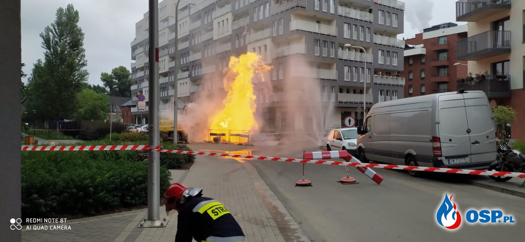 Koparka uszkodziła gazociąg, wybuchł pożar. Ewakuowano blisko 700 osób. OSP Ochotnicza Straż Pożarna