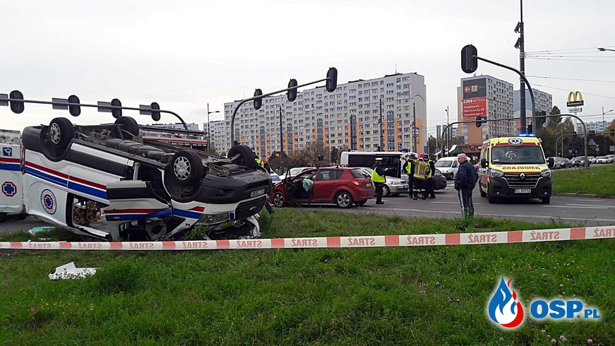 Dachowanie karetki jadącej na sygnale w Łodzi. Trzy osoby trafiły do szpitala. OSP Ochotnicza Straż Pożarna
