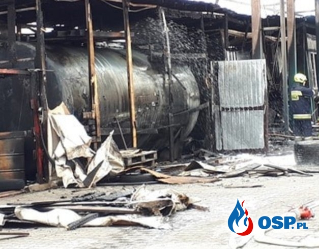 Kilkanaście zastępów strażaków gasiło pożar wiaty ze zbiornikami oleju napędowego OSP Ochotnicza Straż Pożarna