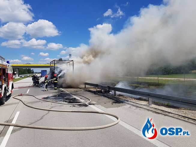 Przyczepa doszczętnie spłonęła na drodze S8! OSP Ochotnicza Straż Pożarna