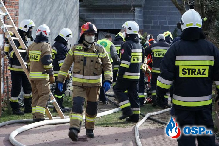 Dwie osoby nie żyją, kolejne dwie są poparzone. "Pożar mógł być skutkiem wybuchu gazu". OSP Ochotnicza Straż Pożarna