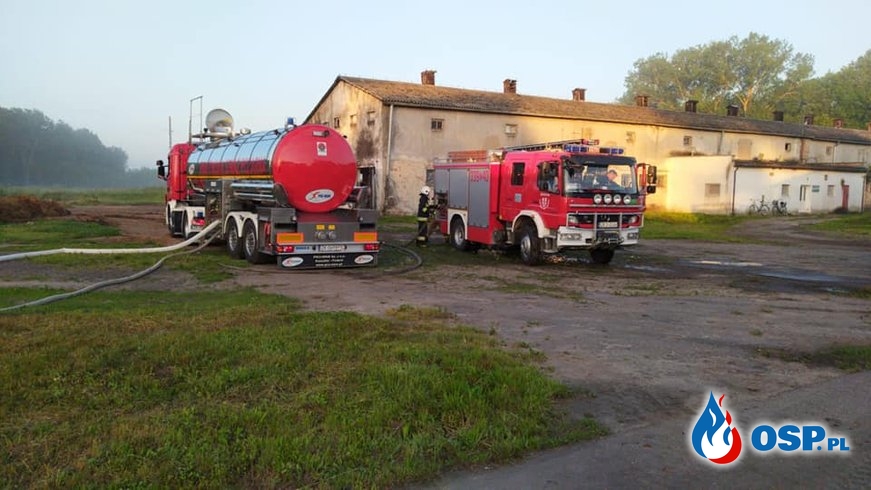 Nocny pożar stodoły pod Koszalinem. W akcji 8 zastępów strażaków. OSP Ochotnicza Straż Pożarna