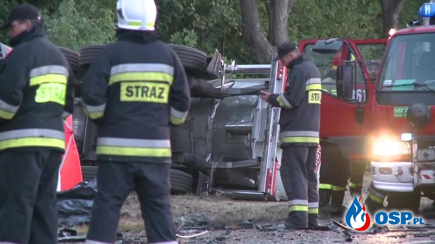 Czołowe zderzenie cysterny z BMW. Zginęło młode małżeństwo. OSP Ochotnicza Straż Pożarna