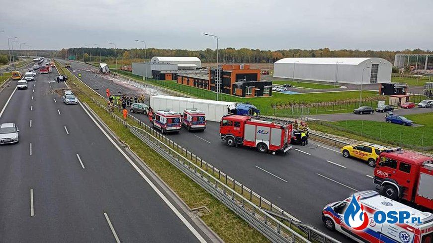 Zderzenie 4 pojazdów na trasie S8. Przewrócona ciężarówka zablokowała przejazd. OSP Ochotnicza Straż Pożarna