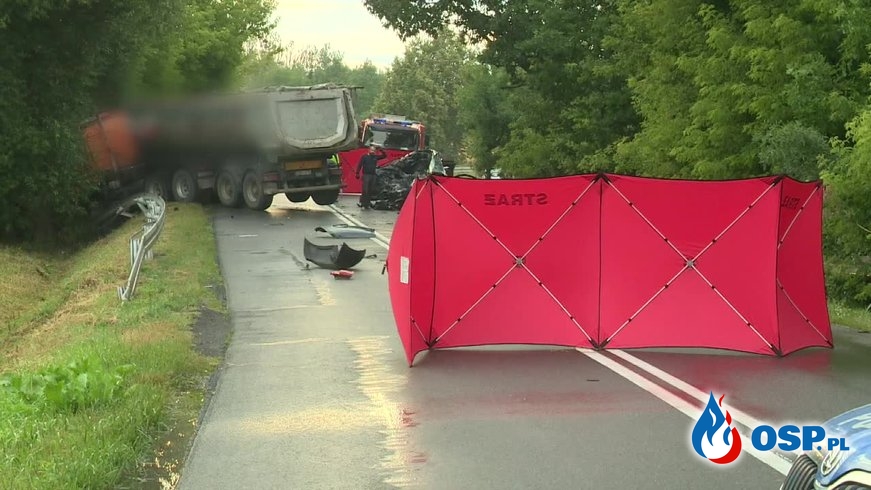 Makabryczny wypadek w Łódzkiem. Matka i córka zginęły w czołowym zderzeniu samochodu z ciężarówką. OSP Ochotnicza Straż Pożarna